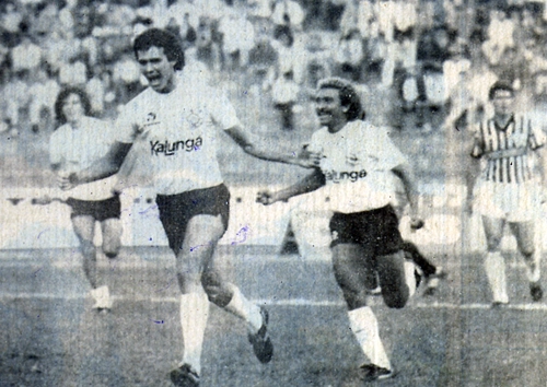 O centroavante Ricardo, acompanhado por Biro-Biro, comemora um gol do Corinthians contra o Paulista de Jundiaí, em 1986. Ao fundo, Casagrande