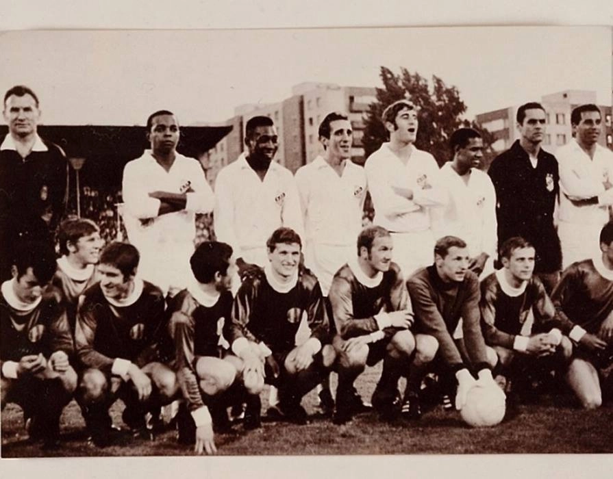 15 de junho de 1968, Santos perdeu amistoso para o Zurich, na Suiça, por 5 a 4. Na foto, na fileira de cima, aparecem Lima, Pelé, Toninho Guerreiro, Oberdan, Abel, Gylmar e Ramos Delgado. Foto do facebook da ASSOPHIS (Associação dos Pesquisadores e Historiadores do Santos FC)