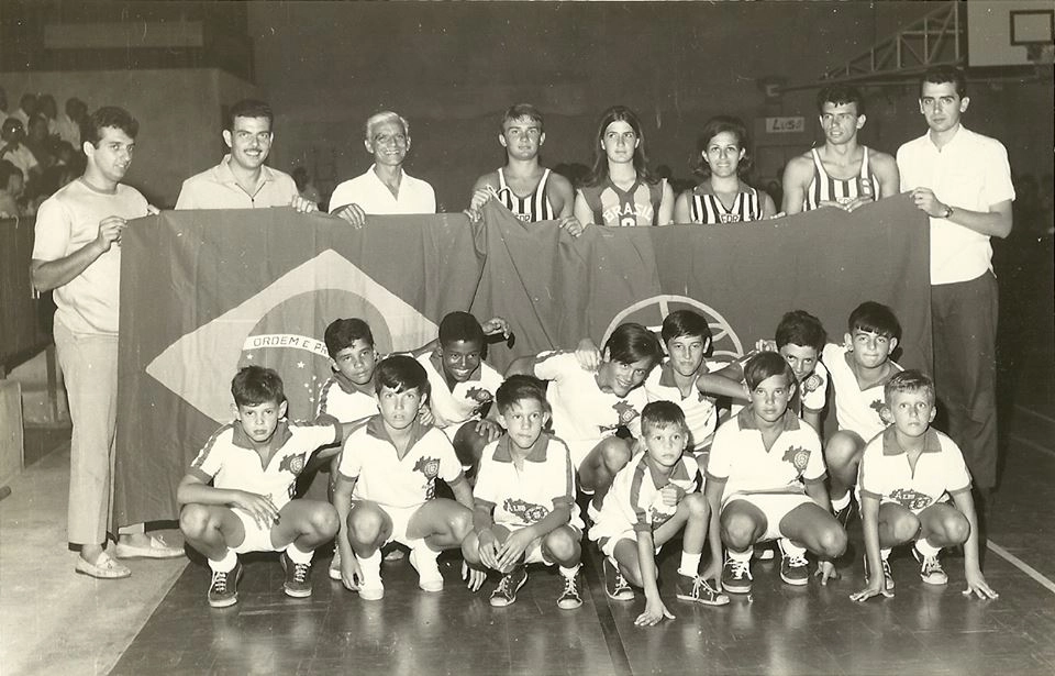 Barbosa é o primeiro em pé, da esquerda para a direita, na década de 60, no Luso-Brasileiro Bauru. Foto: arquivo pessoal de Antônio Carlos Barbosa