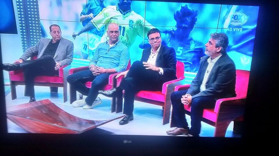 Na tela da TV, durante trasmissão da Fox Sports, da esquerda para a direita: Benjamim Back, Marcos, Mauro Beting e Oswaldo Pascoal