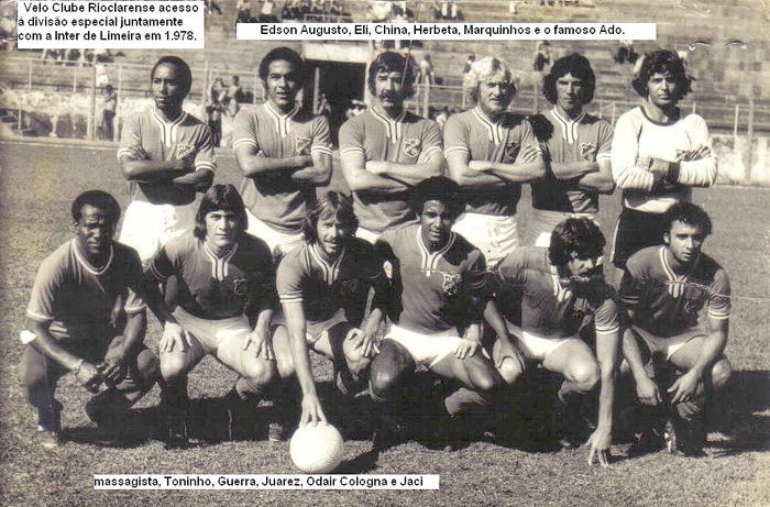 O Velo Clube Rioclarense subiu para a Primeira Divis&atilde;o Paulista em 1978 junto com a Inter de Limeira, mas caiu no mesmo ano. Em p&eacute;, da esquerda para a direita: Edson Augusto, Eli Feij&atilde;o, China, Herbeta, Marquinhos e o goleiro Ado (ex-Corinthians e Sele&ccedil;&atilde;o de 70). Agachados: o massagista, Toninho, Guerra, Juarez, Odair Cologna e Jaci. Foto enviada por F&aacute;bio Silva