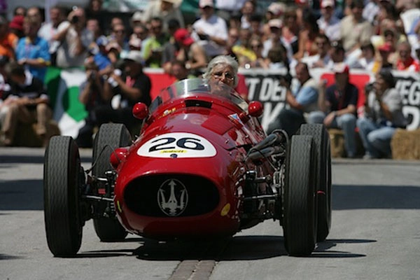 Em 2012, durante evento comemorativo, com Maserati 250F, igual ao que disputou o Mundial de 1958 da F1