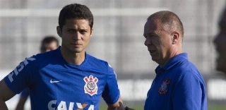 Corinthians diz que salário explica Henrique em vez de Anderson Martins