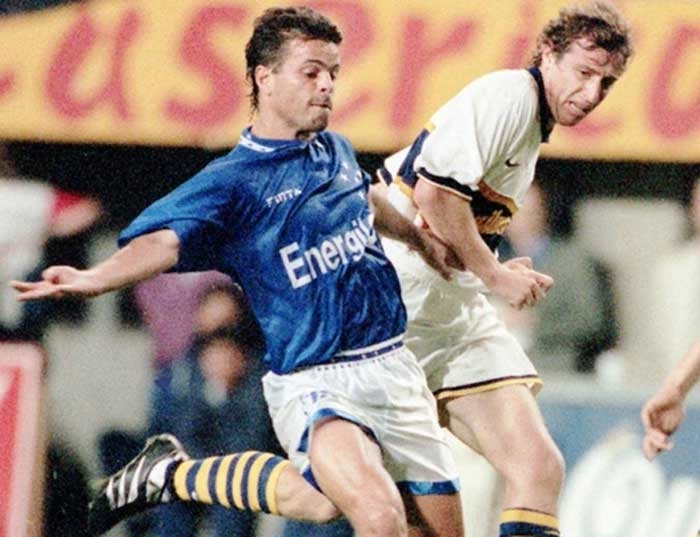 Paulinho Mclaren em duelo do Cruzeiro contra o Boca Juniors, em 1996, pela Libertadores . Crédito da foto: AP Photo/Eduardo Di Baia, via Portal UOL.