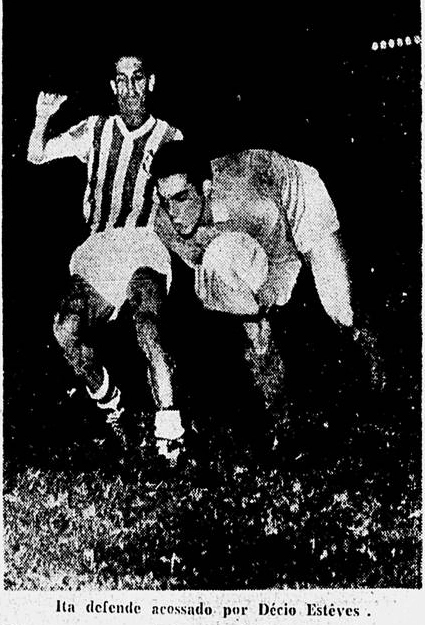 Anos 60 - O goleiro Ita disputa a bola com Décio Esteves, do Bangu. A partida terminou em 1 a 0 para o Vasco. Foto enviada por Roberto Saponari