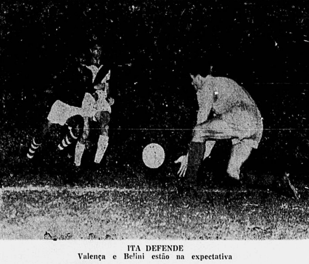 Vasco 3 x 2 América, anos 60 - Valença e Bellini tentam chegar na bola que facilmente é defendida por Ita. Foto enviada por Roberto Saponari 