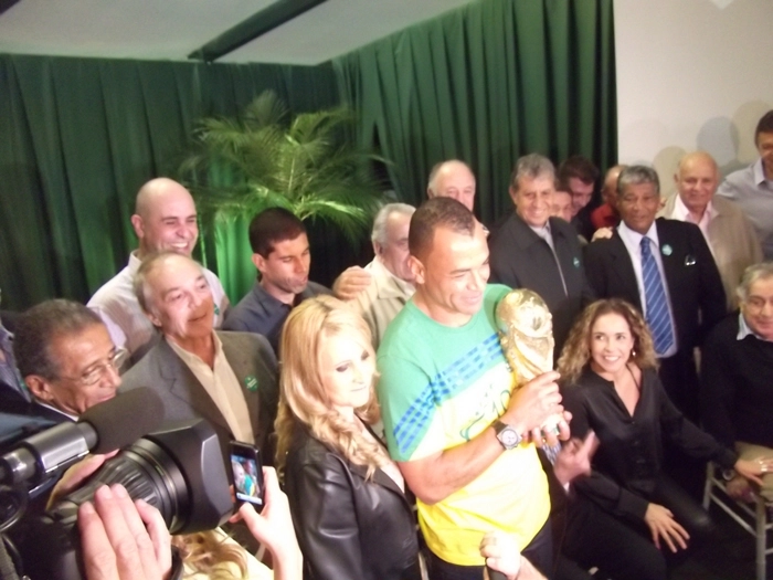 Da esquerda para a direita, ao fundo: Zetti (quase n&atilde;o aparecendo), Marcos, Ricardinho, Zito e Felip&atilde;o (encobertos por Cafu), Piazza, pessoa n&atilde;o identificada, Luiz&atilde;o, Murtosa (atr&aacute;s de Jair Marinho), Jair Marinho, Pepe e Gilmar Rinaldi. &Agrave; frente: Altair, Roberto Miranda, Regina, Cafu com a r&eacute;plica da ta&ccedil;a, Ado (sentado e encoberto por Cafu), Daniela Mercury e Felix. Foto enviada por Diego Abib