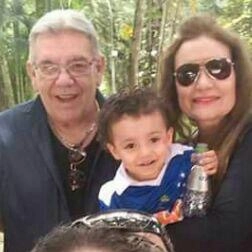 João Leite, sua esposa e seu neto. Foto: reprodução