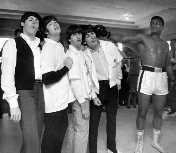A banda inglesa mais famosa do mundo, The Beatles com o que foi um dos maiores boxeadores do mundo, Muhammad Ali