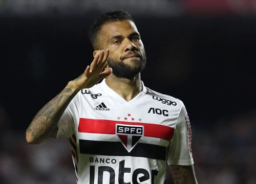 Daniel Alves - Ex-lateral do Barcelona e São Paulo
