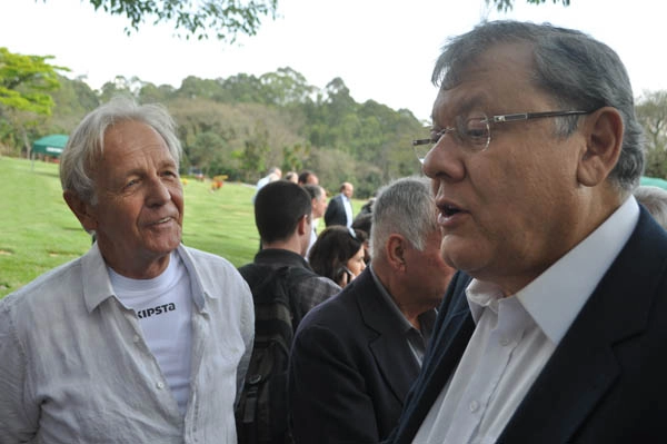Ado e Milton Neves no Cemit&eacute;rio do Morumby, em 26 de agosto de 2013, dia do sepultamento de Gylmar dos Santos Neves. Foto: Marcos J&uacute;nior/Portal TT