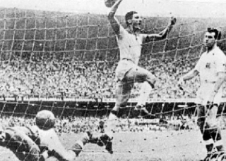 NO MARACAN&Atilde;, H&Aacute; 66 ANOS - O dia em que vaias foram substitu&iacute;das por aplausos a Julinho