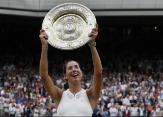 Com direito a pneu, a tenista de 23 anos venceu por 2 sets a 0 (7/5 e 6/0)