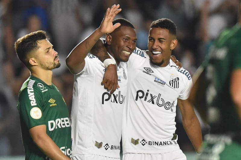 Angulo quer jogar bem pelo Santos para disputar a Copa do Mundo