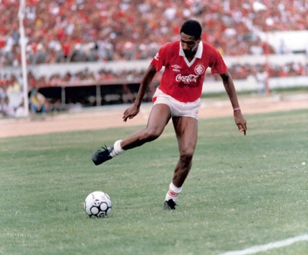 Em outro momento com a camisa colorada. Ele viveu bom momento no Beira Rio e fez dupla com o centroavante Nílson.
