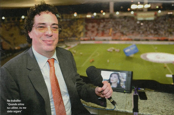 Casagrande segura o microfone da Rede Globo dentro da cabine de transmissão. Foto: Reprodução Revista Veja