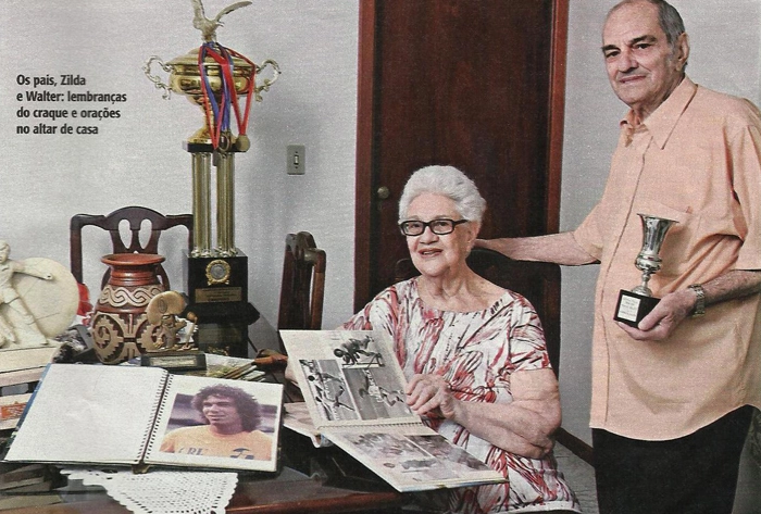 Os pais, Zilda e Walter, com lembranças do craque sobre a mesa. Foto: Reprodução Revista Veja
