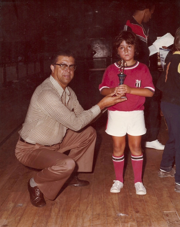 Ciro Fontão à esquerda da foto homenageia menino com troféu. Foto: Sarkis