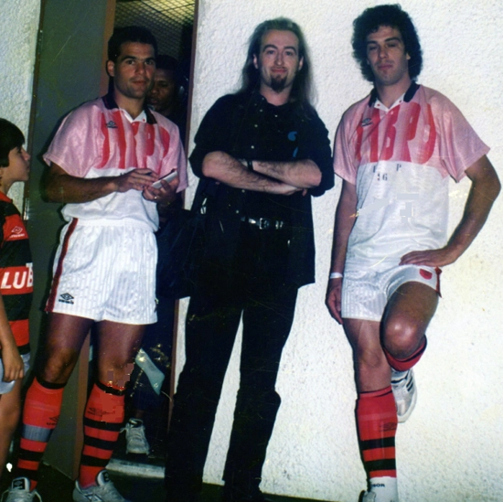 Com as camisas brancas e uniforme do Flamengo, Edu Lima e Casagrande. Foto: Acervo pessoal 
