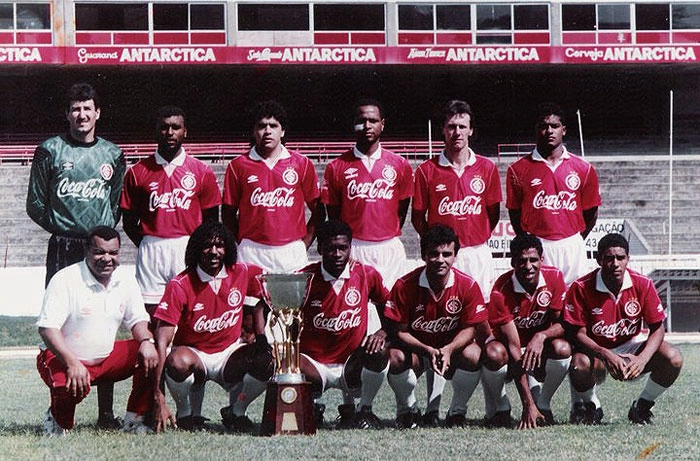 Em pé, da esquerda para a direita: Fernandez, Célio Silva, o quinto é Ricardo e o último Daniel. Agachados, da esquerda para a direita: Maurício, Marquinhos o terceiro, Gérson e Caíco. 
