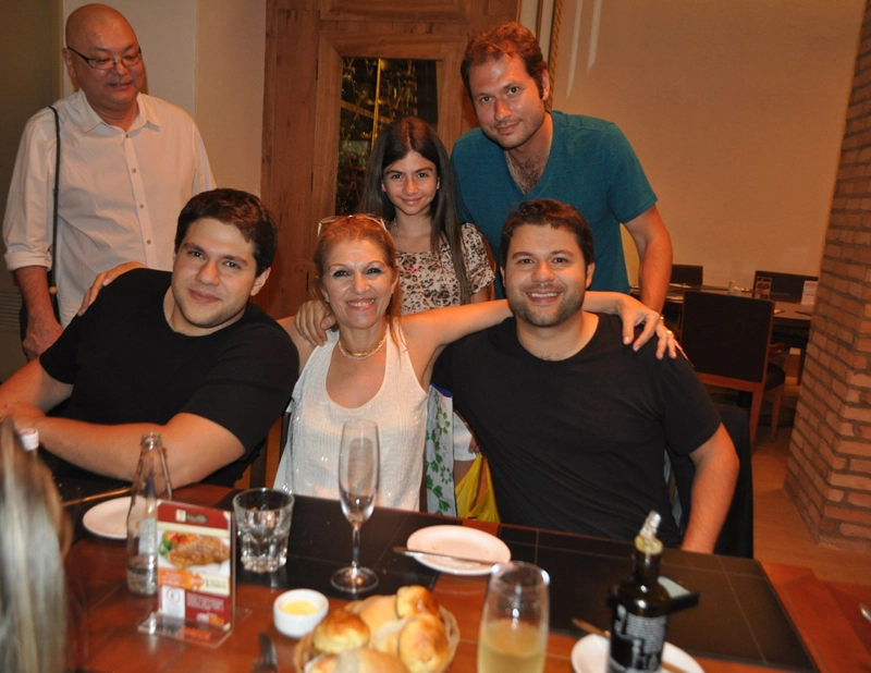 Em 11 de novembro de 2020, com todos os filhos e uma das netas, após o lançamento do livro de Milton Neves no Shopping Frei Caneca, o jantar foi no North Grill. Sentados estão Netto, Lenice e Rafael. Atrás, a neta Giulia e Rafael. À esquerda, Aristeu Kodama. Foto: Marcos Júnior Micheletti/Portal TT