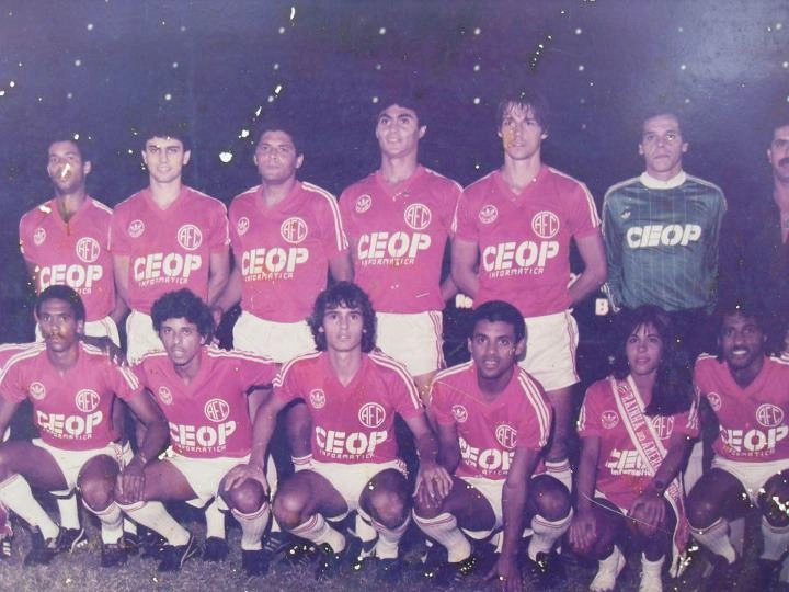 Em pé, da esquerda para a direita: Demétrius, Polaco, Zedilson, Denilson, Benê e Paulo Sérgio. Agachados: Maurício, César, Gaúcho, Moreno, Rainha do América e Luizinho. Foto enviada por Gilvannewton Souza