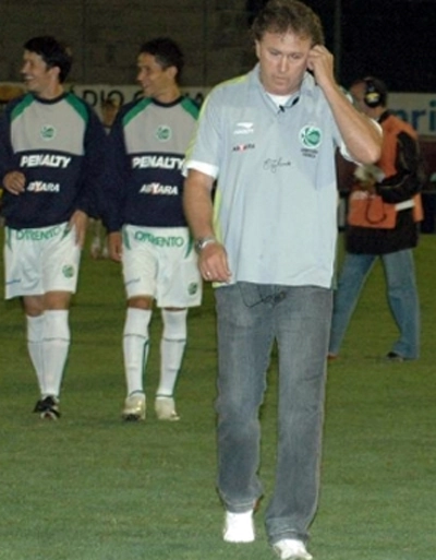 Após parar com a bola, Édson optou pela carreira de técnico. Aqui, está à frente do Juventude. Foto: assessoria do treinador

