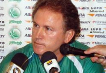 Diante dos microfones, as velhas explicações de sempre após mais uma partida de futebol. Fonte: site do Juventude