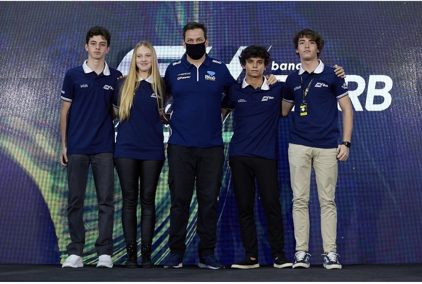 O chefe da TMG Racing, no centro, e seus pilotos da Fórmula 4 Brasil, incluindo a única garota da categoria. Foto: Divulgação