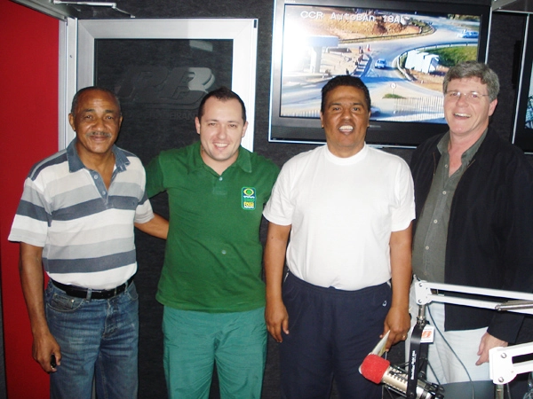 Em entrevista à Rádio Bandeirantes, da esquerda para a direita: Adilson Rodrigues (ex-jogador da Ponte), Bruno Pires (operador de áudio), Eli Carlos e Edu Pinheiro (plantão e âncora). Foto enviada por Bruno Pires