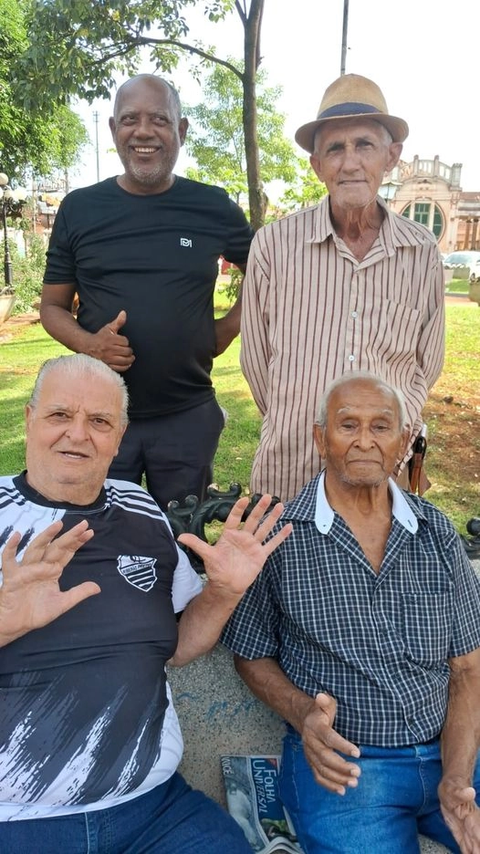 Tomires, sentado à esquerda, com amigos em Ribeirão Preto, em março de 2024. Foto: arquivo pessoal de Tomires