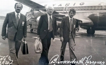 Uma foto, uma hist&oacute;ria! Rubens Minelli chegando no Paraguai para jogos do Inter pela Libertadores de 76