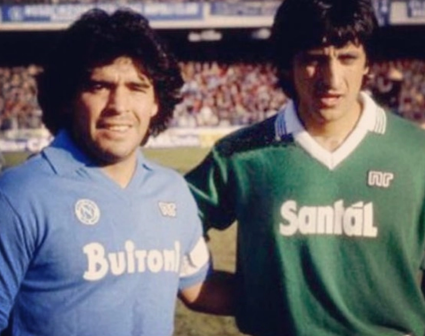 Amigos fora de campo, os argentinos Diego Armando Maradona e Ramón Díaz se encontram antes de um jogo pelo Campeonato Italiano, entre Napoli e Avelino na década de 1980. Foto: arquivo pessoal de Ramón Díaz