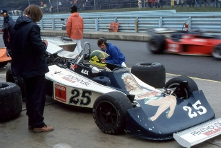 Alex Dias Ribeiro estreou na F1 pela Hesketh, que estampava na carenagem a revista Penthouse. Foto: Rerprodução