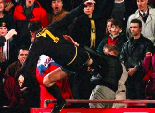 CRAQUE FRANC&Ecirc;S - A 'voadora' que custou nove meses de suspens&atilde;o para Cantona