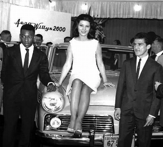 Uma foto, uma hist&oacute;ria! Pel&eacute;, a Miss Brasil e Eder Jofre no lan&ccedil;amento de um autom&oacute;vel