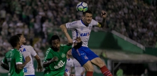 Gilberto estreia com gol, mas Bahia cede empate à Chape na Arena Condá