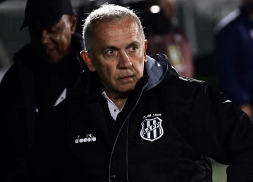 Nelsinho Baptista - Ex-lateral, hoje treinador