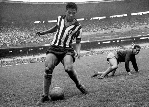 Jovem negro sorridente e feliz praticando esportes, jogando