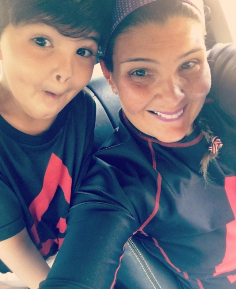 Alessandra do Valle, filha de Luciano, com seu filho ca&ccedil;ula. Foto: arquivo pessoal de Alessandra do Valle