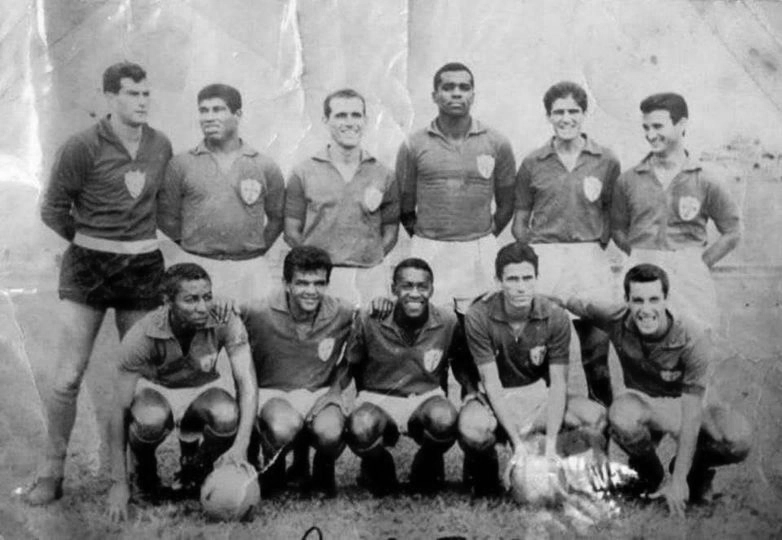 A Portuguesa de Desportos em 11 de outubro de 1964, quando empatou com o Noroeste em Bauru. Em pé, da esquerda para a direita: Félix, Jair Marinho, Vilela, Ditão, Pampolini e Edilson. Agachados: Almir, Dida, Ivair, Nair e Nilson