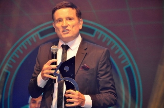 No Dia do Rep&oacute;rter, relembre como foi Roberto Cabrini, ent&atilde;o na Globo, noticiando a morte de Ayrton Senna