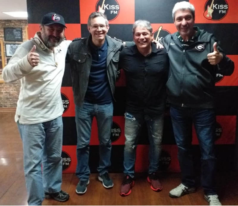 No dia 07 de junho de 2019, Veiga participou do programa Na Geral, da KISS FM. Na foto está entre Lélio Teixeira, Frank Fortes e Zé Paulo da Glória. Foto: Arquivo Pessoal