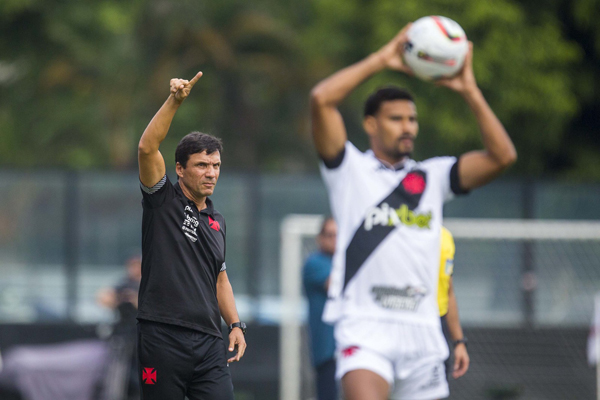 O técnico Zé Ricardo, (á esquerda), orienta o Vasco durante a vitória sobre o Bahia. Foto: Divulgação/Vasco da Gamac