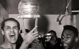 UMA FOTO, UMA HIST&Oacute;RIA - Gylmar e Pel&eacute; ap&oacute;s a conquista do bi mundial pelo Santos
