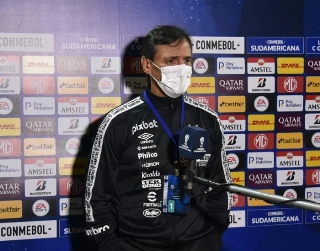 Treinador argentino pediu que os torcedores n&atilde;o cornetem a equipe durante as partidas. Foto: Ivan Storti/Santos FC