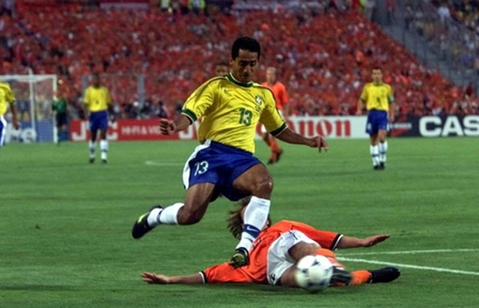 Ex-lateral Zé Carlos em ação contra a Holanda na Copa de 98; hoje ele é secretário da cidade de Nova Mutum-MT. Crédito da foto:  Juca Varella/Folha Imagem, via Portal UOL.