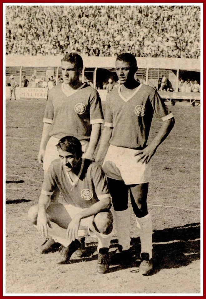Trio colorado em 1970. Em pé, Tovar e Dorinho. Agachado, Carbone. Foto; História do S.C.Internacional