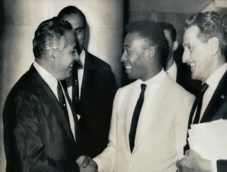 Achados & Perdidos: Pel&eacute; e a curiosa hist&oacute;ria de um blazer que saiu de gra&ccedil;a para um grande maestro brasileiro