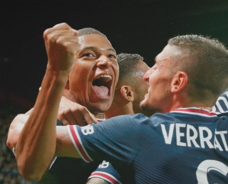 Atacante francês tinha um acordo com os espanhóis, mas voltou atrás e deve renovar com o PSG. Foto: Facebook/Reprodução